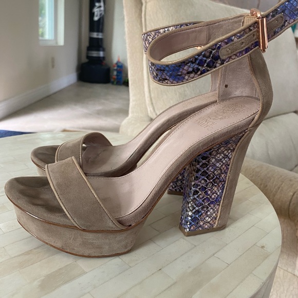 Glamorous iridescent snakeskin/suede high heel. - Picture 3 of 5